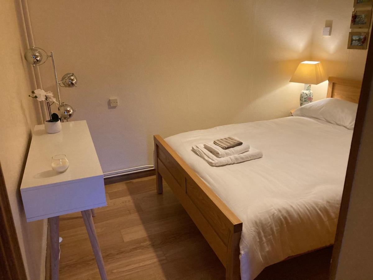 Double Bed Self Contained Annexe 14B Is To The Right Of The Main House Lägenhet Salisbury Exteriör bild