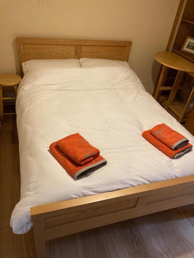 Double Bed Self Contained Annexe 14B Is To The Right Of The Main House Lägenhet Salisbury Exteriör bild